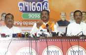 BHUBANESWAR, MAY 3 (UNI)- Union Minister for Education and Skill Development and Entrepreneurship, Dharmendra Pradhan addressing media during a press conference at state party office, in Bhubaneswar on Friday. UNI PHOTO-77U