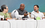 NEW DELHI, MAR 19 (UNI):- Congress President Mallikarjun Kharge with party leaders Sonia Gandhi and Rahul Gandhi at the ‘Congress Working Committee (CWC) Meeting’ at AICC headquarters, in New Delhi on Tuesday. UNI PHOTO  PSB2U