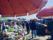 SRINAGAR, MAR 19 (UNI):- People purchase fruit to break their fast at a busy market place during the fasting month of Ramadan in Srinagar on Tuesday.UNI PHOTO-8U