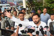 PATNA, APR 24 (UNI):- RJD leader of opposition Tejashwi Yadav speaks to media persons after the end campaign of second phase of Lok Sabha election, in Patna on Wednesday. UNI PHOTO-115U