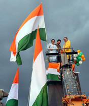 THIRUVANANTHAPURAM, APR 24 (UNI):- UDF candidate Shashi Tharoor MP standing on JCB jaw bucket, during the all parties marking the conclusion of for electoral campaign for the Lok Sabha polls in Kerala will draw to a close in Thiruvananthapuram on Wednesday. UNI PHOTO-116U