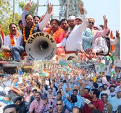 JAMMU, APR 24 (UNI):- JKPCC leaders taking out a roadshow on the last day of campaigning for the Jammu-Reasi Lok Sabha seat in Jammu on Wednesday. UNI PHOTO-117U
