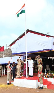 THIRUVANANTHAPURAM, AUG 15 (UNI): Kerala Chief Minister Pinarayi Vijayan salutes after unfurling the National Flag on the occasion of 79th Independence Day, at the Central Stadium in Thiruvananthapuram on Friday. UNI Photo N51U THIRUVANANTHAPURAM, AUG 15 (UNI): Kerala Chief Minister Pinarayi Vijayan salutes after unfurling the National Flag on the occasion of 79th Independence Day, at the Central Stadium in Thiruvananthapuram on Friday. UNI Photo N51U