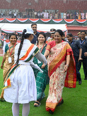 NEW DELHI, AUG 15 (UNI):- Delhi Chief Minister Rekha Gupta with students on the occasion of 79th Independence Day celebration at Chhatrasal Stadium, in New Delhi on Friday. UNI PHOTO-RD20U BY RANJAN DIMRI NEW DELHI, AUG 15 (UNI):- Delhi Chief Minister Rekha Gupta with students on the occasion of 79th Independence Day celebration at Chhatrasal Stadium, in New Delhi on Friday. UNI PHOTO-RD20U BY RANJAN DIMRI