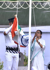 KOLKATA, AUG 15 (UNI):- West Bengal Chief Minister Mamata Banerjee hoisting the National Flag on the occasion of the 79th Independence Day celebration at Red Road, in Kolkata on Friday. UNI PHOTO-47U KOLKATA, AUG 15 (UNI):- West Bengal Chief Minister Mamata Banerjee hoisting the National Flag on the occasion of the 79th Independence Day celebration at Red Road, in Kolkata on Friday. UNI PHOTO-47U