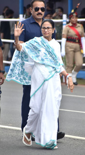 KOLKATA, AUG 15 (UNI):- West Bengal Chief Minister Mamata Banerjee waves on arrival to hoist the National Flag on the occasion of the 79th Independence Day celebration at Red Road, in Kolkata on Friday. UNI PHOTO-48u KOLKATA, AUG 15 (UNI):- West Bengal Chief Minister Mamata Banerjee waves on arrival to hoist the National Flag on the occasion of the 79th Independence Day celebration at Red Road, in Kolkata on Friday. UNI PHOTO-48u