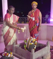 AYODHYA, MAY 1 (UNI):- President Droupadi Murmu paid obeisance to the statue of the celestial bird Jatayu during her visit to Kuber Teela, in Ayodhya on Wednesday.UNI PHOTO-AK11U