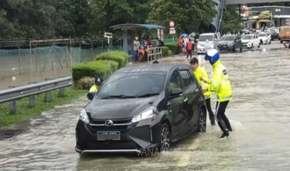 Floods Displace Over 6,500 People In Malaysia