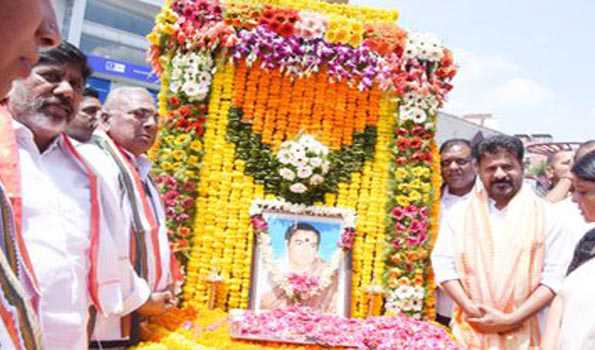 Telangana: CM remembers Rajiv Gandhi on his death anniversary