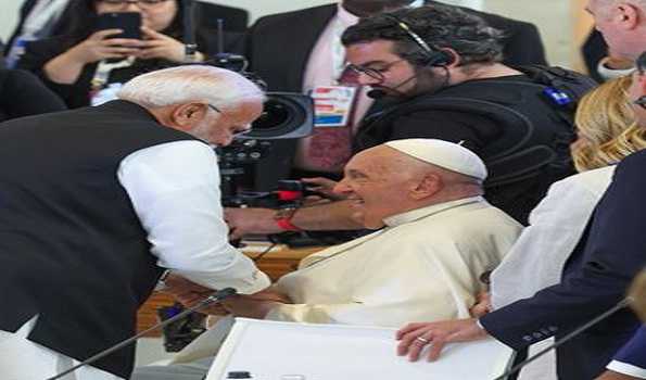 Pm Modi Meets Pope Francis On G7 Sidelines Shares Warm Hug