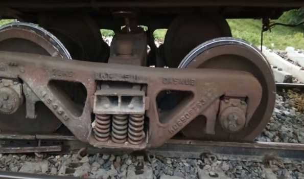 TN: Engine of goods train transporting gravel derails