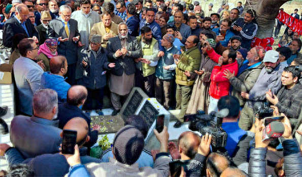 JK CM  pays  tributes to late NC General Secretary  Sheikh Nazir in Srinagar