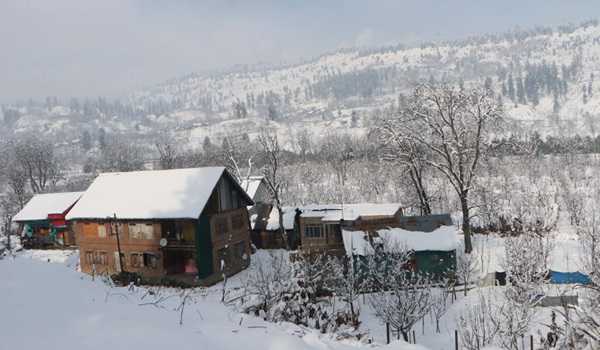 Srinagar-Jammu highway closed, flight operations hit due to fresh snowfall in Kashmir