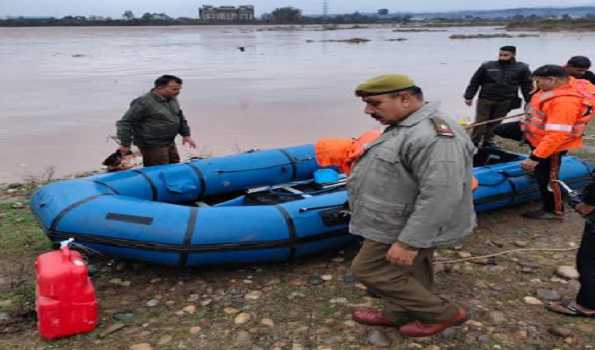 Jammu Police, SDRF team rescue dumper driver trapped in flash flood in River Tawi