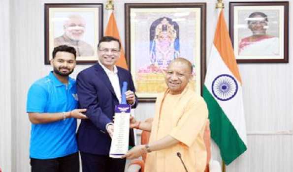 Yogi meets Lucknow Super Giants team, encourages players