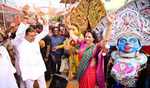 Odisha: Bollywood actress Hema Malini celebrates Holi in pilgrim town Puri