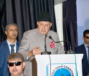 JAMMU, DEC 16 (UNI): Jammu and Kashmir National Conference President Dr. Farooq Abdullah addresses the tribute paying programme to the founder of Baba-e-Qoum Dr Masud Ahmed Choudhary on his third death anniversary, at Gurjar Charitable Trust in Jammu on Tuesday. UNI Photo 51U