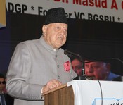 JAMMU, DEC 16 (UNI): Jammu and Kashmir National Conference President Dr. Farooq Abdullah addresses the tribute paying programme to the founder of Baba-e-Qoum Dr Masud Ahmed Choudhary on his third death anniversary, at Gurjar Charitable Trust in Jammu on Tuesday. UNI Photo 52U