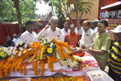 BHUBANESWAR, APR 20 (UNI):-Leftists party workers and other political party leaders pays last rites to veteran Communist leader and former CPI Odisha Secretary Dibakar Nayak on passed away at state party office Bhagvati Bhavan, in Bhubaneswar on Sunday.UNI PHOTO-56U BHUBANESWAR, APR 20 (UNI):-Leftists party workers and other political party leaders pays last rites to veteran Communist leader and former CPI Odisha Secretary Dibakar Nayak on passed away at state party office Bhagvati Bhavan, in Bhubaneswar on Sunday.UNI PHOTO-56U