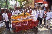 BHUBANESWAR, APR 20 (UNI):-Leftists party workers and other political party leaders pays last rites to veteran Communist leader and former CPI Odisha Secretary Dibakar Nayak on passed away at state party office Bhagvati Bhavan, in Bhubaneswar on Sunday.UNI PHOTO-57U BHUBANESWAR, APR 20 (UNI):-Leftists party workers and other political party leaders pays last rites to veteran Communist leader and former CPI Odisha Secretary Dibakar Nayak on passed away at state party office Bhagvati Bhavan, in Bhubaneswar on Sunday.UNI PHOTO-57U