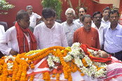 BHUBANESWAR, APR 20 (UNI):-Leftists party workers and other political party leaders pays last rites to veteran Communist leader and former CPI Odisha Secretary Dibakar Nayak on passed away at state party office Bhagvati Bhavan, in Bhubaneswar on Sunday.UNI PHOTO-58U BHUBANESWAR, APR 20 (UNI):-Leftists party workers and other political party leaders pays last rites to veteran Communist leader and former CPI Odisha Secretary Dibakar Nayak on passed away at state party office Bhagvati Bhavan, in Bhubaneswar on Sunday.UNI PHOTO-58U