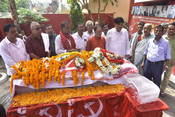 BHUBANESWAR, APR 20 (UNI):-Leftists party workers and other political party leaders pays last rites to veteran Communist leader and former CPI Odisha Secretary Dibakar Nayak on passed away at state party office Bhagvati Bhavan, in Bhubaneswar on Sunday.UNI PHOTO-59U BHUBANESWAR, APR 20 (UNI):-Leftists party workers and other political party leaders pays last rites to veteran Communist leader and former CPI Odisha Secretary Dibakar Nayak on passed away at state party office Bhagvati Bhavan, in Bhubaneswar on Sunday.UNI PHOTO-59U