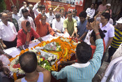 BHUBANESWAR, APR 20 (UNI):-Leftists party workers and other political party leaders pays last rites to veteran Communist leader and former CPI Odisha Secretary Dibakar Nayak on passed away at state party office Bhagvati Bhavan, in Bhubaneswar on Sunday.UNI PHOTO-60U BHUBANESWAR, APR 20 (UNI):-Leftists party workers and other political party leaders pays last rites to veteran Communist leader and former CPI Odisha Secretary Dibakar Nayak on passed away at state party office Bhagvati Bhavan, in Bhubaneswar on Sunday.UNI PHOTO-60U