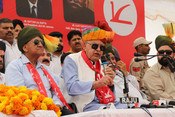 JAMMU, APR 20 (UNI):- Jammu and Kashmir National Conference President Dr Farooq Abdullah addressing during a Public Meeting in Jammu on Sunday.UNI PHOTO-68U JAMMU, APR 20 (UNI):- Jammu and Kashmir National Conference President Dr Farooq Abdullah addressing during a Public Meeting in Jammu on Sunday.UNI PHOTO-68U