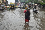 Patna, JULY 15 (UNI) :- Commuters wade through waterlogged road after heavy rainfall, in Patna. on Tuesday. UNI PHOTO - 97U Patna, JULY 15 (UNI) :- Commuters wade through waterlogged road after heavy rainfall, in Patna. on Tuesday. UNI PHOTO - 97U