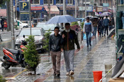 SRINAGAR, APR 29 (UNI):- Rain lashes Srinagar on Monday.UNI PHOTO-15U