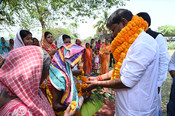 KHUNTI, APR 29 (UNI):-  Arjun Munda, BJP candidate for Khunti Parliamentary constituency   interacting with villagers during an election campaign, in Khunti district of Jharkhand on Monday.UNI PHOTO-19U