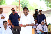 KHUNTI, APR 29 (UNI):-  Arjun Munda, BJP candidate for Khunti Parliamentary constituency   interacting with villagers during an election campaign, in Khunti district of Jharkhand on Monday.UNI PHOTO-20U